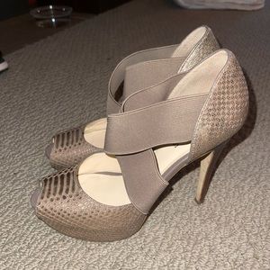 Gorgeous like new GUESS platform heels size 6.5